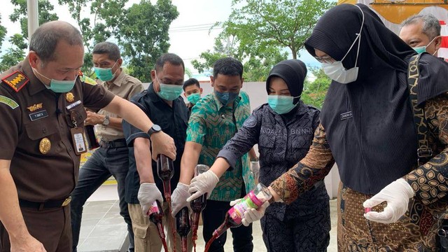 Kejari Pontianak memusnahkan barang bukti minuman beralkohol. Foto: Fajar Bahari/Hi!Pontianak