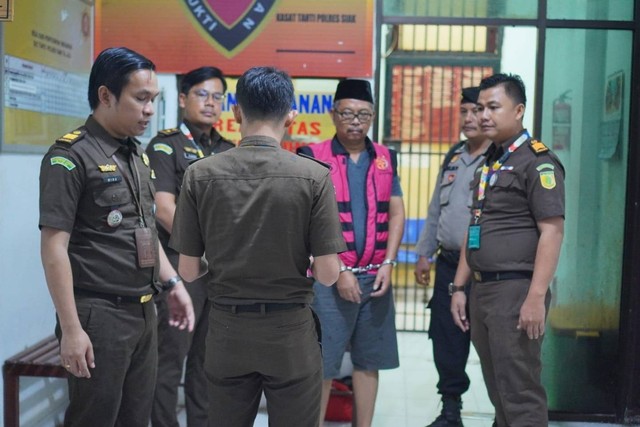 Kejaksaan Negeri Siak memindahkan tahanan Suparmin dari Polsek Bunga Raya ke Polres Siak.  Foto: Dok. Istimewa