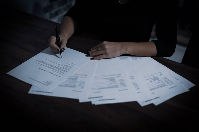 Apa Konsekuensi Hukum Ditandatanganinya Suatu Perjanjian oleh Pihak-pihak, Sumber Unsplash Dimitri Karastelev