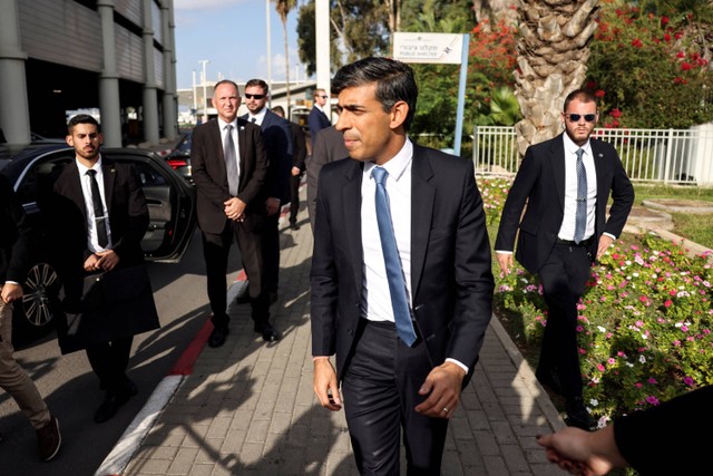 Perdana Menteri Inggris Rishi Sunak mendarat di bandara internasional Ben Gurion di Lod, Dekat Tel Aviv, Israel. Foto: Ronen Zvulun/REUTERS