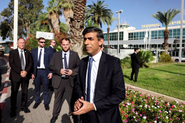 Perdana Menteri Inggris Rishi Sunak mendarat di bandara internasional Ben Gurion di Lod, Dekat Tel Aviv, Israel. Foto: Ronen Zvulun/REUTERS