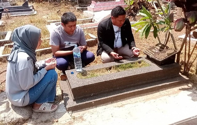 Yoris Raja Amarullah (tengah) di makam Amalia. Dok: Ist.