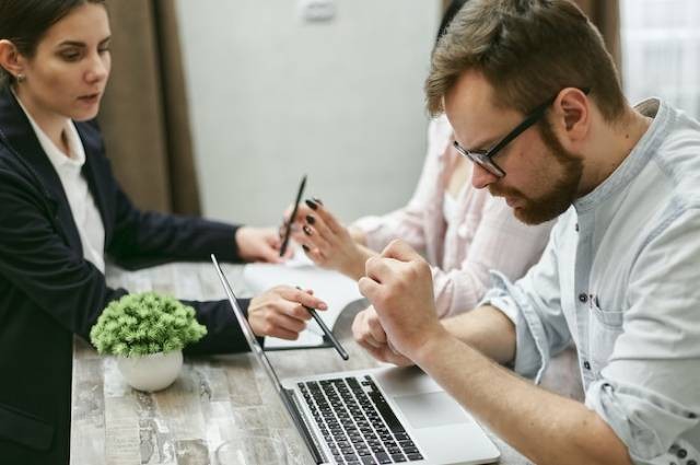 Ilustrasi sistem hukum eropa kontinental, sumber foto: Mikhail Nilov by pexels.com