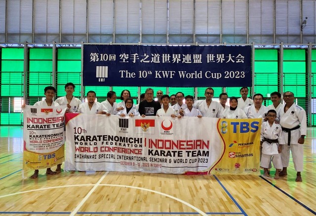 Karateka Indonesia yang tergabung dalam Akademi Seni-Beladiri Karate Indonesia (ASKI)/KWF Indonesia berhasil memboyong medali di ajang 10th KWF World Cup 2023 di Tokyo, Jepang. 
 Foto: Dok. Istimewa