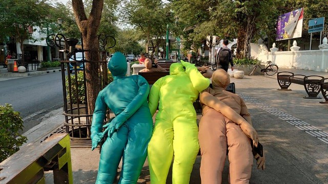 Patung manusia warna-warni yang dipasang di Malioboro dalam event Jogja Street Sculpture Project #5 2023. Foto: WIdi RH Pradana/Pandangan Jogja