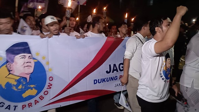 Ratusan massa dari Relawan Jagat Prabowo mendatangi kediaman Prabowo Subianto di Kertanegara 4, Jakarta Selatan, Kamis (19/10). Foto: Fadlan/kumparan