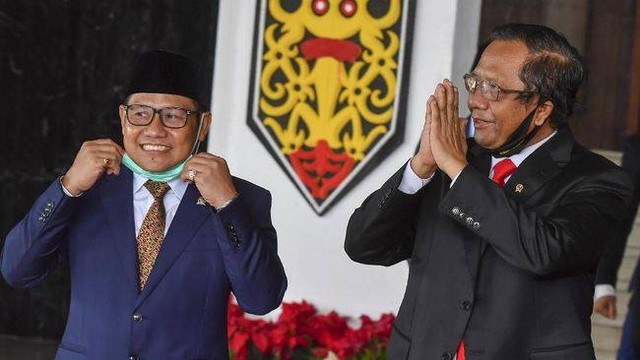 Dua cawapres Muhaimin Iskandar (kiri) dan Mahfud MD (kanan). Foto: ANTARA FOTO/Galih Pradipta