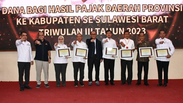Penyaluran dana bagi hasil pajak ke enam kabupaten se-Sulawesi Barat. Foto: Pemprov Sulbar