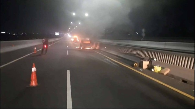 Mobil Nissan X-Trail terbakar di ruas Tol Layang MBZ KM 32 arah Bandung, Kamis (19/10) malam Foto: Dok. Istimewa