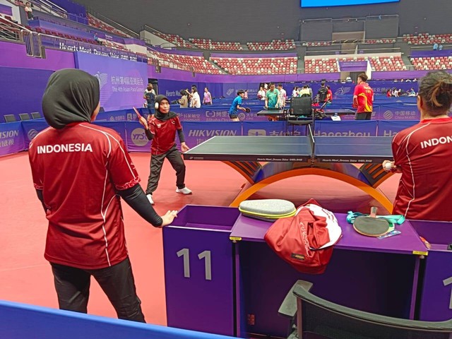Kontingen Indonesia dari cabang olahraga para tenis meja melakukan latihan jelang Asian Para Games 2022 di Gongzhou Canal Sport Park Gymnasium Hangzhou, Rabu (18/10). Foto: NPC Indonesia