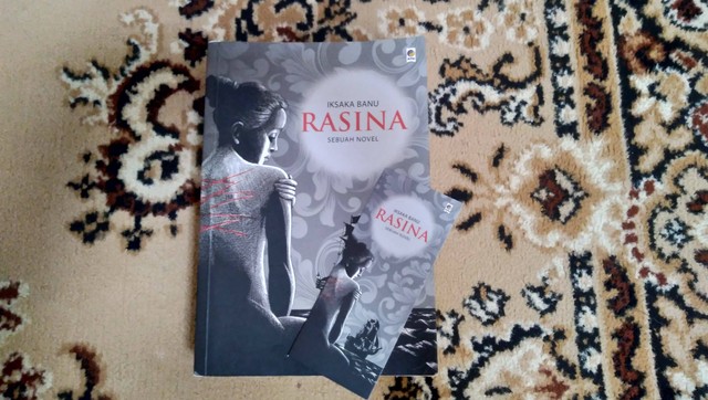 Sampul depan novel "Rasina" (sumber: dokumentasi pribadi Jasmine Aura Arinda)