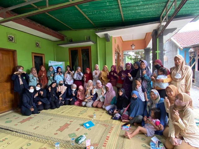 Potret bersama warga Brajan, Tamantirto, Kasihan, Bantul dalam kegiatan pengabdian masyarakat dengan tema edukasi kesehatan reproduksi dan kesehatan mental pada keluarga. Dokumentasi Pribadi