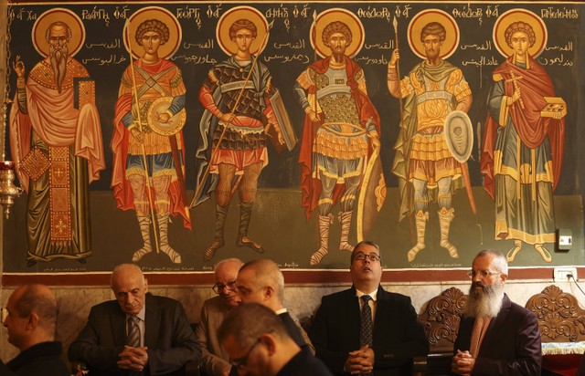 Umat Keristen Palestina jalani ibadah Gereja Saint Porphyrius di Kota Gaza pada 7 Januari 2023. Foto: Mahmud Hams /AFP
