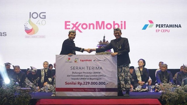 Pj Bupati Bojonegoro Adriyanto saat secara simbolis menyerahkan bantuan dari operator Lapangan Banyu Urip, ExxonMobil Cepu Limited (EMCL) kepada pelaku UMKM Bojonegoro. Kamis (19/10/2023). (Aset: Istimewa)