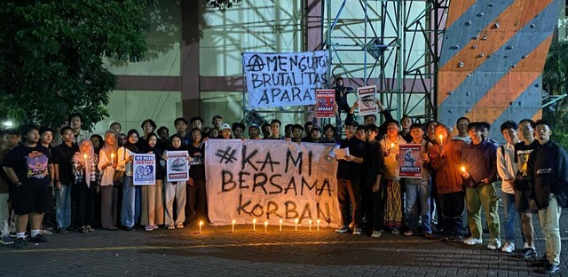 Foto bersama peserta bedah film dan diskusi di lapangan parkir Student Center (SC) UIN Jakarta