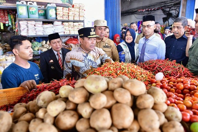 Pj Gubernur Sulsel, Bahtiar Baharuddin, memantau harga cabai di pasar. Foto: Dok. Pemprov Sulsel