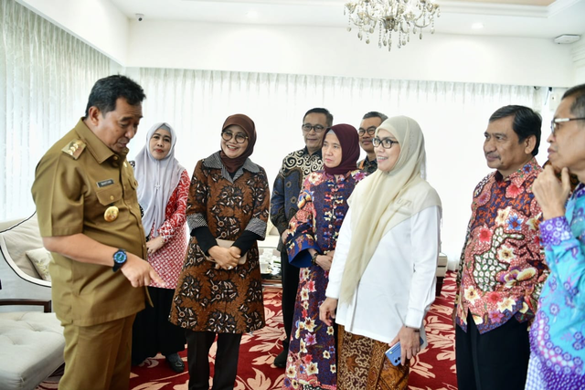 Pj Gubernur Sulawesi Selatan Bahtiar Baharuddin bertemu Ikatan Cendekiawan Muslim Indonesia (ICMI) Sulsel di Baruga Lounge Kantor Gubernur pada Senin (16/10). Foto: Dok. Istimewa