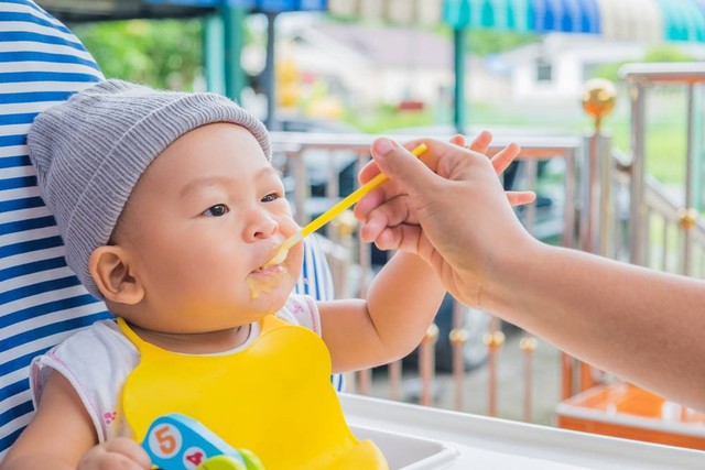 Ilustrasi bayi diberi MPASI fortifikasi. Foto: Shutterstock