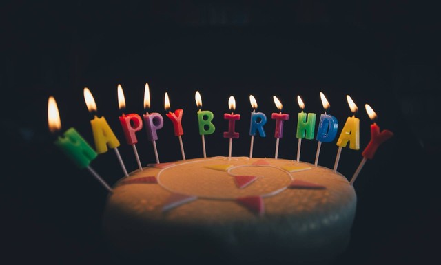 Ilustrasi ucapan selamat ulang tahun bahasa daerah. Foto: Unsplash