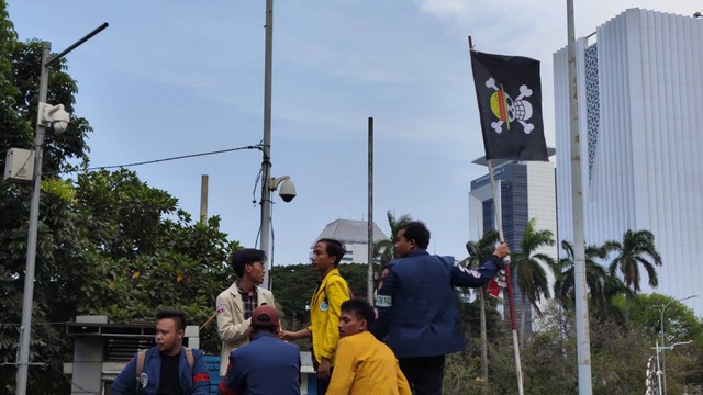 Mahasiswa BEM SI menggelar aksi unjuk rasa di kawasan Patung Kuda, Jakarta Pusat, Jumat (20/10/2023). Foto: Jonathan Devin/kumparan