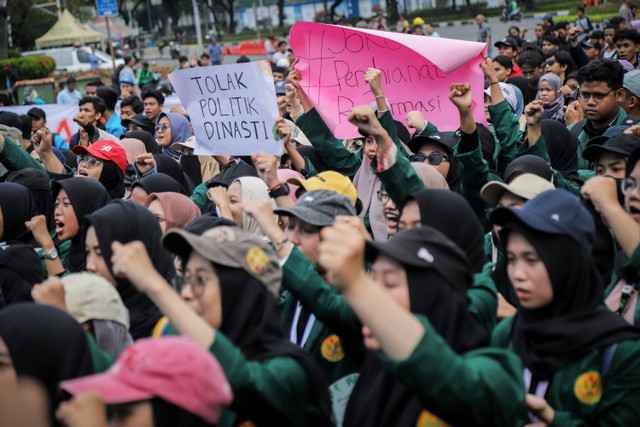 Kelompok mahasiswa yang tergabung dalam Aliansi Badan Eksekutif Mahasiswa Seluruh Indonesia (BEM SI) melakukan unjuk rasa di kawasan Patung Kuda, Jakarta, Jumat (20/10/2023). Foto: Jamal Ramadhan/kumparan