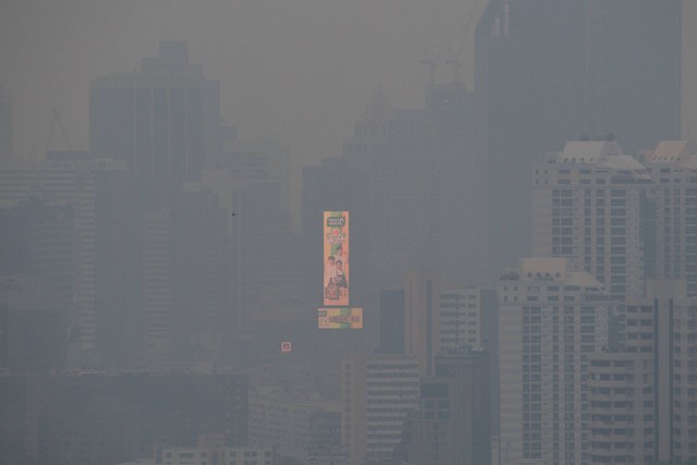 Cakrawala kota digambarkan di tengah tingginya tingkat polusi udara di Bangkok, Thailand pada Rabu (18/ 10/2023). Foto: Alex Ogle/AFP