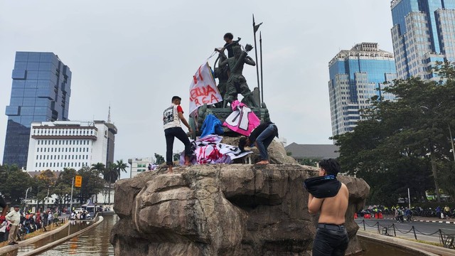 Ilustrasi demo di Patung Kuda. Foto: Jonathan Devin/kumparan