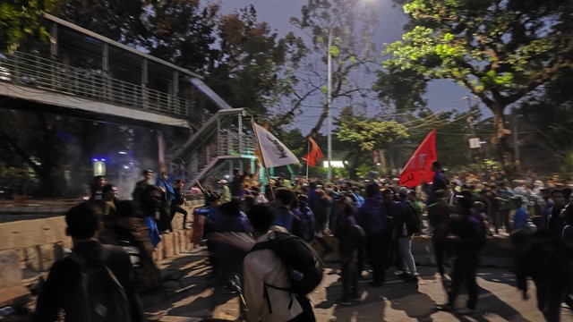 Mahasiswa lempari polisi dengan batu di kawasan Patung Kuda, Jakarta Pusat, Jumat (20/10/2023). Foto: Jonathan Devin/kumparan