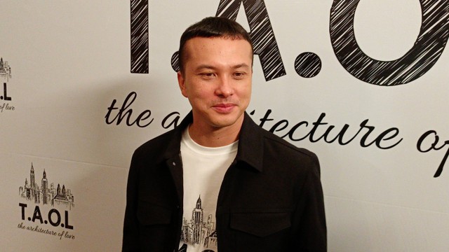 Aktor Nicholas Saputra usai konferensi Pers Film The Architecture of Love (T.A.O.L). Foto: Aprilandika Pratama/kumparan