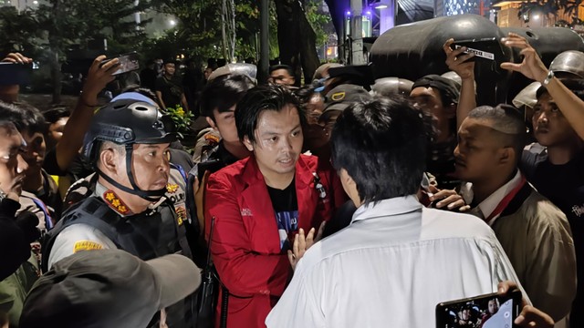 Polisi membebaskan 3 mahasiswa yang sempat ditangkap dalam demo di Patung Kuda, Jakarta Pusat, Jumat (20/10/2023). Foto: Jonathan Devin/kumparan