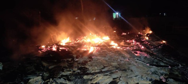 Kebakaran di Dusun Donorejo, Desa Batunangkop, Kecamatan Sungkai Tengah, Lampung Utara kebakaran, Jumat (20/10) sekitar pukul 00.00 WIB. | Foto: Dok Polsek Sungkai Utara