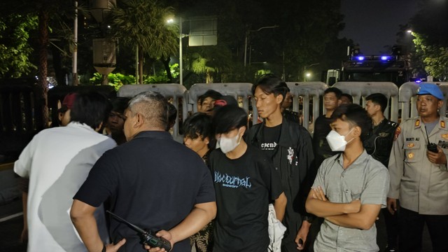 12 mahasiswa yang sempat ditangkap polisi dalam perjalanan menuju Patung Kuda, Jakarta Pusat, dibebaskan, Jumat (20/10/2023). Foto: Jonathan Devin/kumparan