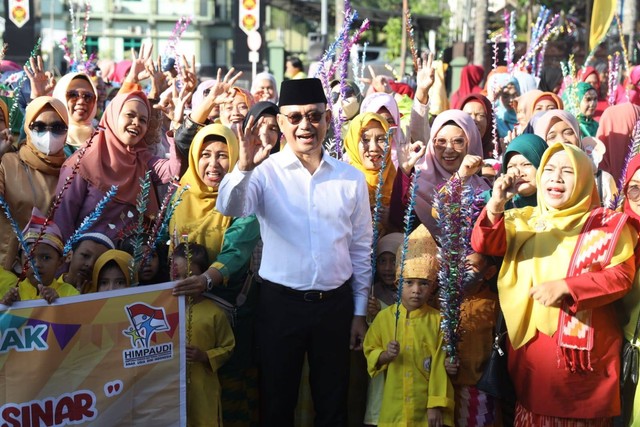 Wali Kota Pontianak, Edi Rusdi Kamtono, melepas peserta karnaval budaya. Foto: Dok. Prokopim Pemkot Pontianak