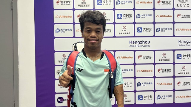 Atlet para bulu tangkis Indonesia, Dimas Tri Aji (kiri), saat beraksi di fase grup Asian Para Games 2022 di Bingjian Gymnasium, Hangzhou, China, pada Jumat (20/10). Foto: Jodi Hermawan/kumparan