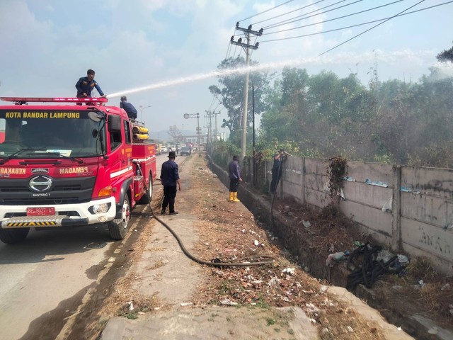 Kebakaran lahan di Jalan Soekarno Hatta - Sultan Agung, Kelurahan Way Halim Permai, Kecamatan Way Halim, tepatnya dekat Flyover Korpri , Jumat (20/10) siang. | Foto: Dok Damkarmat kota Bandar Lampung