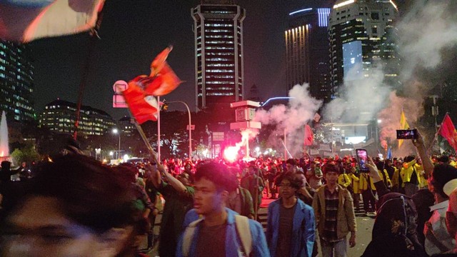 Mahasiswa yang demo di Patung Kuda, Jakarta Pusat, (20/10) membubarkan diri. Foto: Jonathan Devin/kumparan