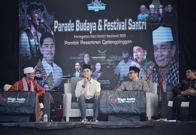 Kaesang Pangarep saat jadi narasumber di acara talk show Hari Santri di Pondok Pesantren Cadangpinggan Kecamatan Sukagumiwang, Kabupaten Indramayu. (20/10/2023). Foto: Panji Asmara/kumpran