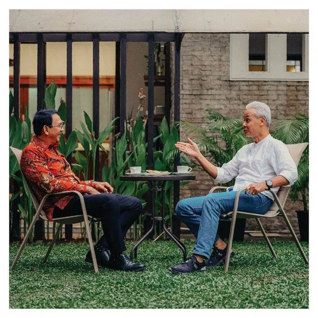 Ganjar Pranowo tampak tengah berdiskusi dengan Basuki Tjahaja Purnama alias Ahok. Foto: Instagram/@ganjar_pranowo