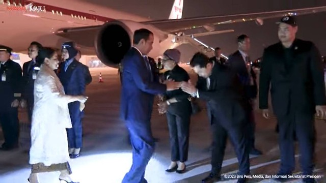Menteri BUMN Erick Thohir turut menyambut Presiden Jokowi yang baru pulang kunjungan kerja ke luar negeri. Foto: Youtube/Setpres