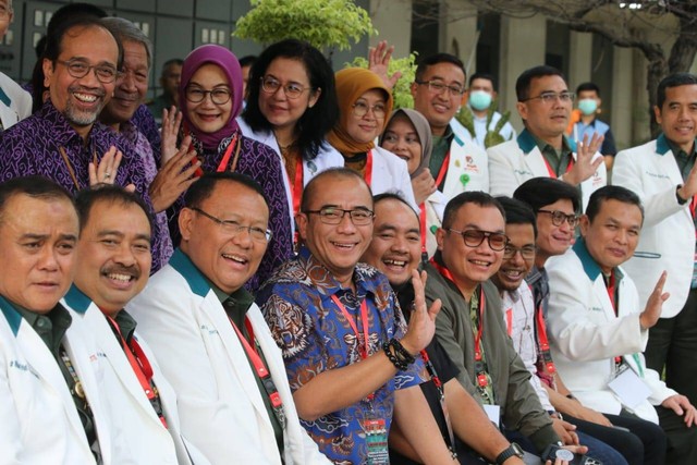 Jajaran KPU RI dan dokter RSPAD jelang pemeriksaan tes kesehatan bakal capres-cawapres Anies Baswedan-Muhaimin Iskandar (Cak Imin) di Rumah Sakit Pusat Angkatan Darat (RSPAD) Gatot Subroto, Jakarta, pada Sabtu, 21 Oktober 2023. Foto: Aditya Noviansyah/kumparan