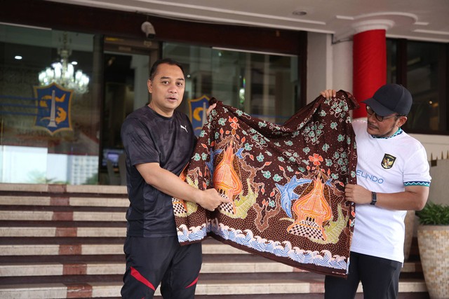 Wali Kota Surabaya Eri Cahyadi (kiri) menunjukkan batik motif Surabaya maritim. Foto: Diskominfo Surabaya