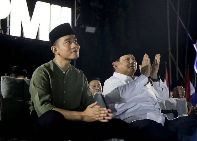 Prabowo Subianto saat menghadiri puncak harlah Pergerakan Mahasiswa Islam Indonesia (PMII) ke-63 tahun bersama dengan Walikota Solo Gibran Rakabuming. Foto: Instagram/@prabowo