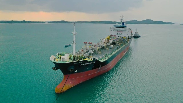 Kapal tanker dengan kapasitas muatan mencapai 8.000 Dead Weight Ton (DWT) milik PT Pertamina International Shipping (PIS). Foto: PT Pertamina International Shipping
