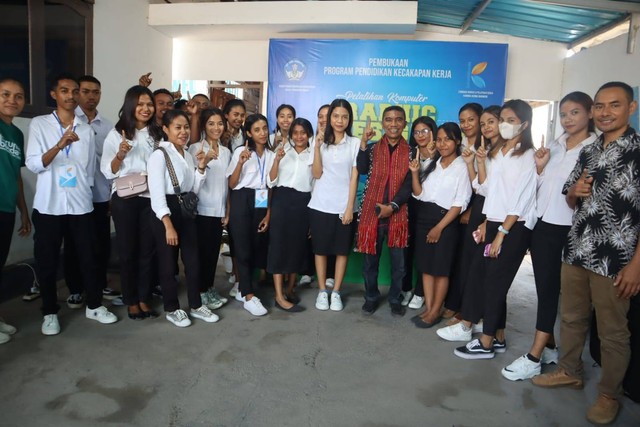 Keterangan foto: Pose bersama Wakil Ketua DPRD Sikka, Yosef Karmianto Eri, pimpinan LKP Karunia Bunda dan para peserta pelatihan desain grafis, Jumat (20/10/2023) siang. Foto: Mario WP Sina. 