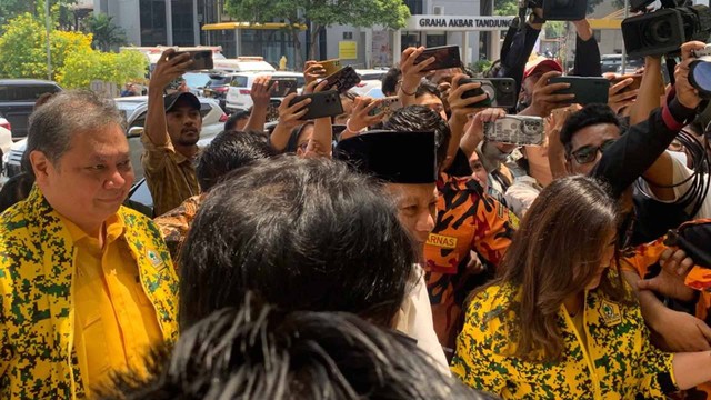 Bacapres Prabowo Subianto tiba di DPP Golkar untuk ikuti Rapimnas Golkar. Foto: Paulina Herasmaranindar/kumparan