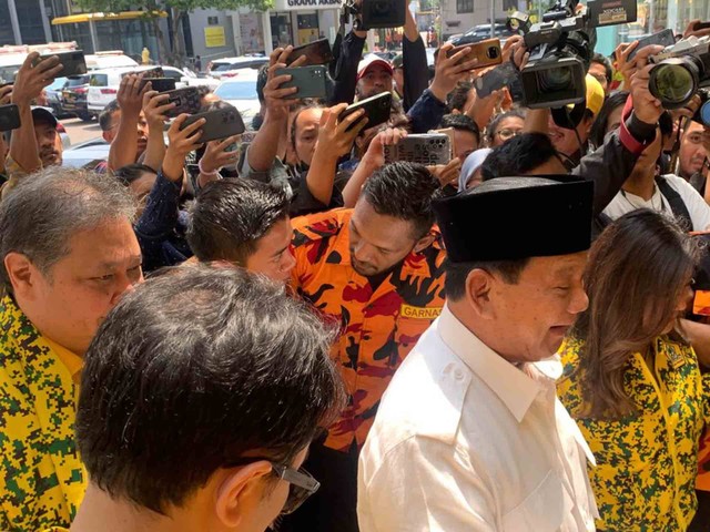 Bacapres Prabowo Subianto tiba di DPP Golkar untuk ikuti Rapimnas Golkar. Foto: Paulina Herasmaranindar/kumparan