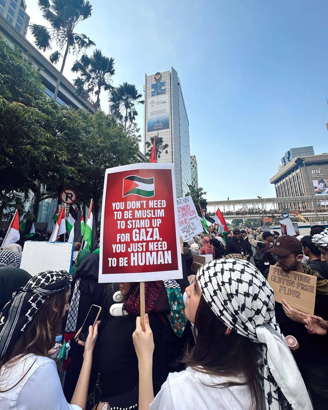 Syifa Hadju ikut demo bela Palestina. Foto: Instagram.com/syifahadju/