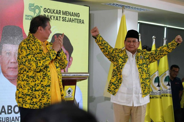 Ketum Golkar Airlangga Hartarto memberikan jaket Golkar kepada Prabowo di Rapimnas Partai Golkar, Sabtu (21/10). Foto: Aditia Noviansyah/kumparan