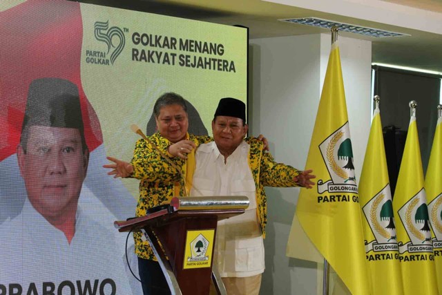 Ketum Golkar Airlangga Hartarto memakaikan jaket Golkar kepada Prabowo di Rapimnas Partai Golkar, Sabtu (21/10). Foto: Aditia Noviansyah/kumparan