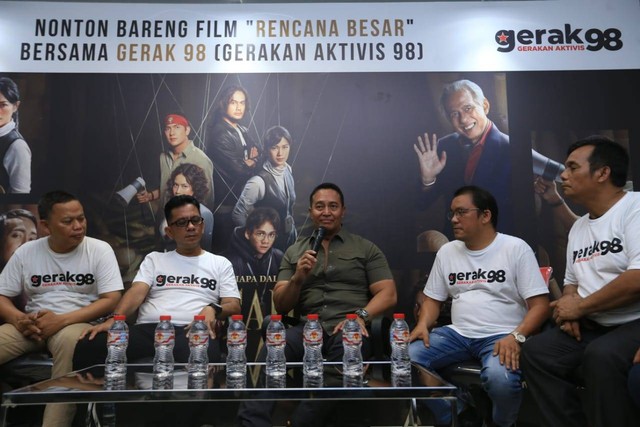 Mantan Panglima TNI, Andika Perkasa dan kelompok aktivis 98 nobar film Rencana Besar. Foto: Falcon Pictures